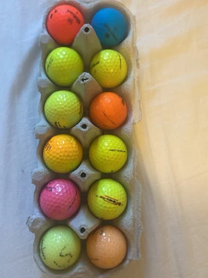 Färgade golfbollar - Färgade golfbolls blandning av ett dussin kom med prisförslag