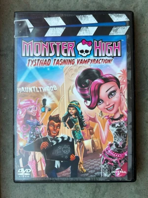 Monster high: tystnad, tagning, vampyraction DVD - DVD-film med Monster High-karaktärerna. Filmen heter "Tystnad Tagning Vampyraction!" och utspelar sig i Hauntlywood. Textning finns på svenska, norska, danska och finska. Ljudformat är Dolby Digital 5.1.  Finns på språk: Svenska, Danska, Norska, Finska, Engelska, Spanska, Hindi  OBS!! skivorna är begagnade så det kan förekomma repor/hairlines på skivorna, men då jag kollar igenom alla filmer jag säljer garanterar jag att alla funkar felfritt om inget annat står! :)