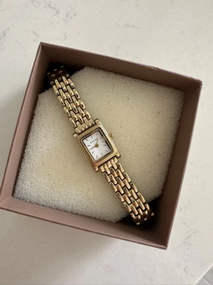 Bovou klocka - Perfekt om man vill ha en stilren look. Använd några gånger och märkte nyss att glaset har fått en spricka men de är inte som syns egentligen. Köptes för 1400