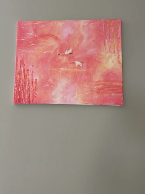 Abstrakt tavla i rosa och orange - En tavla som jag själv har målat, har alltid älskat att måla så försöker sälja några. Den har guld och glitter i sig som visas i rätt ljus. Unik abstrakt målning på duk med mjuka övergångar i rosa, orange och gult. Tavlan har inslag av vita och guldiga detaljer samt två små fjäderliknande former i mitten. Perfekt som färgklick till rummet. Mått 40x50cm