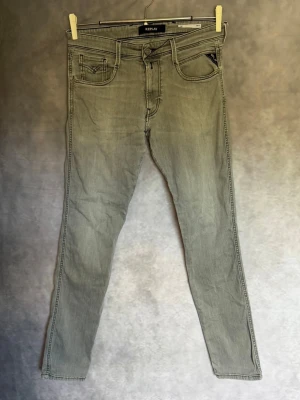 Replay Slim fit - Replay Jeans i modell Rik som är slim | Storlek 32/32 | Litet hål på baksidan |