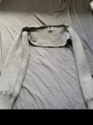 Ljusgrå stickad bolero - perfrfekt att slänga över ett linne eller t-shirt 