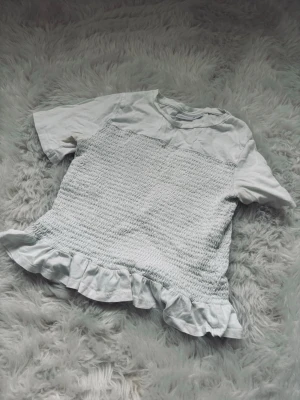 trendig vit smock tröja! 🥥 - super trendig vit smock tröja med volang! köpte tröjan på gina tricot men den finns inte längre! säljer den för 50 kr men buda gärna! ner eller upp 🥥🪽