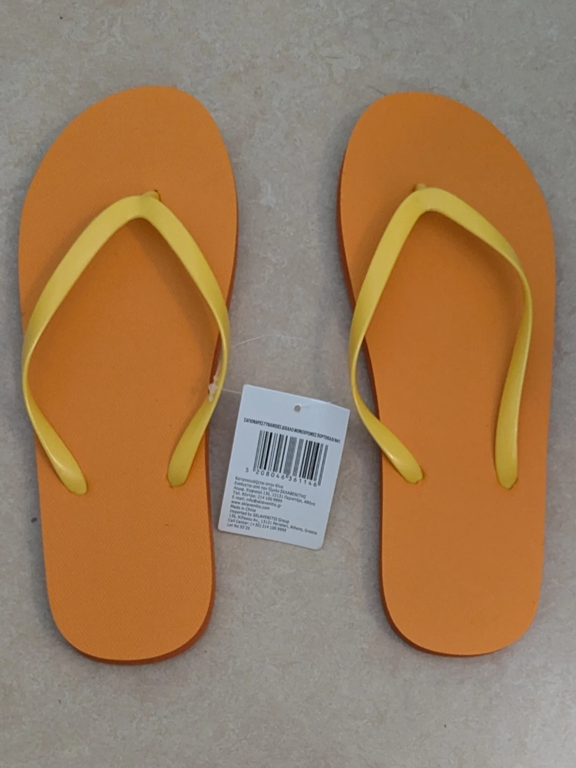 Orange flip-flops med gula remmar