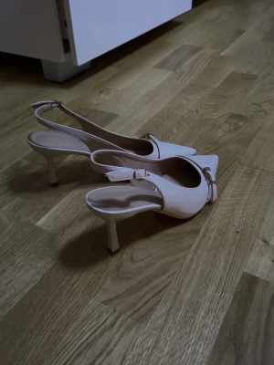 Beige klackar (använd 1 gång)  - Storlek 39