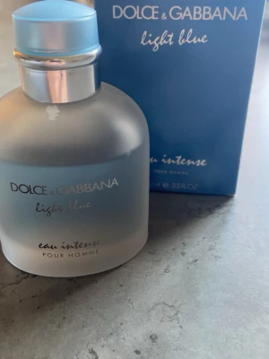Dolce & Gabbana Light Blue Pour Homme - Dolce & Gabbana Light Blue Eau Intense Pour Homme är en fräsch herrparfym i en matt, frostad glasflaska med blått lock och silverdetaljer. Doften kommer i en stilren blå kartong och rymmer 100 ml. Perfekt för dig som gillar fräscha och maskulina dofter. Ungefär 80% kvar.
