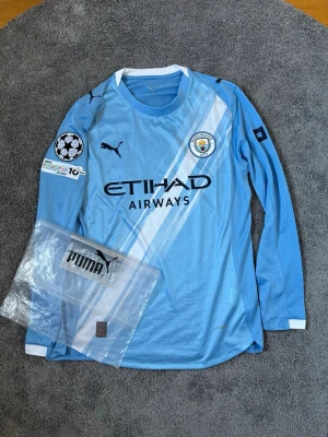 Manchester City långärmad matchtröja - Säljer en Manchester city hemma match tröja. Haaland nummer 9 på ryggen med tags kvar. Pris kan diskuteras. Player version!