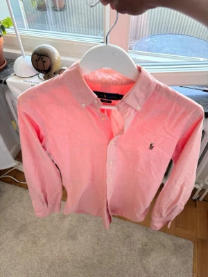 Ralph lauren skjorta  - Snygg Ralph lauren skjorta slim.Färgen är coral! Storlek S utan defekter eller liknade. Skriv vid fundering och så vidare! Nypris 1700kr.