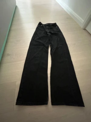 Svarta vida jeans med hög midja - Svarta högmidjande jeans. Storlek 23 är inte säker på märke men tror Levi,s