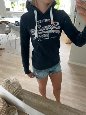 Superdry hoodie svart - Inga hål eller fläckar utan bara lite använd.