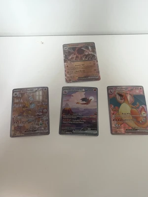Pokémon Kort Charizard - Tjena! Säljer 4 Pokémon kort. Jag har sett att de är dyra men vet inte om de är äkta och därför är priset så lågt. Om man köper får man själv avgöra om de är äkta eller inte för jag vet inte hur man tar reda på det. 