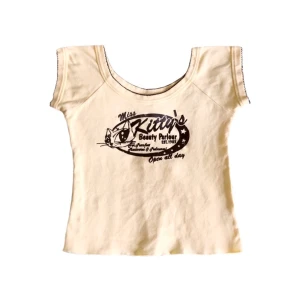 Vintage graphic topp/ T-shirt med tryck/ graphic tee, y2k/ cyber/ alt/ 2000s/ 2000tal/ 00s/ 00tal - Supercool unik ljusgul topp med svart sammets/velour-tryck på! (Obs! Finns en liten fläck vid trycket, och sömmen längst ner har gått upp lite, se bilder)