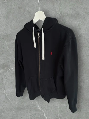 Ralph Lauren Zip Hoodie Svart storle L - Polo Ralph Lauren Zip Hoodie Svart storle L i mycket gott skick!