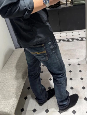 Nudie Jeans ”Grim Tim” - Säljer ett par  Nudie Jeans i modellen ”Grim Tim”,Storleken är W34-L32! Bild på finns sista 2 bilderna. Finns inga hål eller synliga tecken på slitage! Kom PM för mer information/frågor!