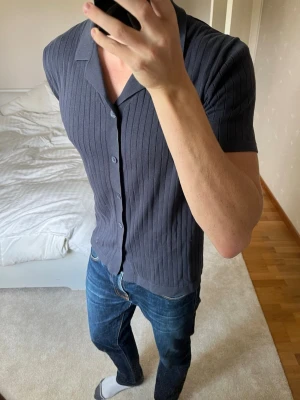 Mörkblå piké från John Henric - Säljer en väldigt snygg piké från John Henric! Storleken är M. Pikén är väll något solblekt men annars i väldigt fint skick! ✌🏼——————————————————————————                                                                               📐| Storlek: M                                                           👖| Märke: John Henric                                         🔎| Skick: Bra skick!                                                      ✍🏻| Skriv om du har några frågor