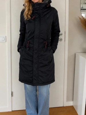 Mörkblå g star raw parkas stl S  - Mörk mörkblå G-Star Raw parkas med huva. duty premium relax parka. Jackan har dragsko i midjan och i nederkant för justerbar passform. Fickor framtill med dragkedja. Muddar i ärmslut. Fuskpälsfoder inuti luvan. Otroligt varm och står emot väta mkt bra. Innerficka. Tidlös o klassisk modell. Mörk mörk blå. Stl S. Använd ett fåtal ggr. Är i mkt bra skick, inga defekter.  Nypris: 3 800kr