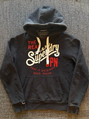Superdry hoodie ~ sällsynt  - Säljer nu denna eftertraktade hoodien ifrån Superdry ~ st M | vintage modell om inte längre produceras och är därför svår att få tag på! Kan även gå ner lite i pris vid snabb affär🤝