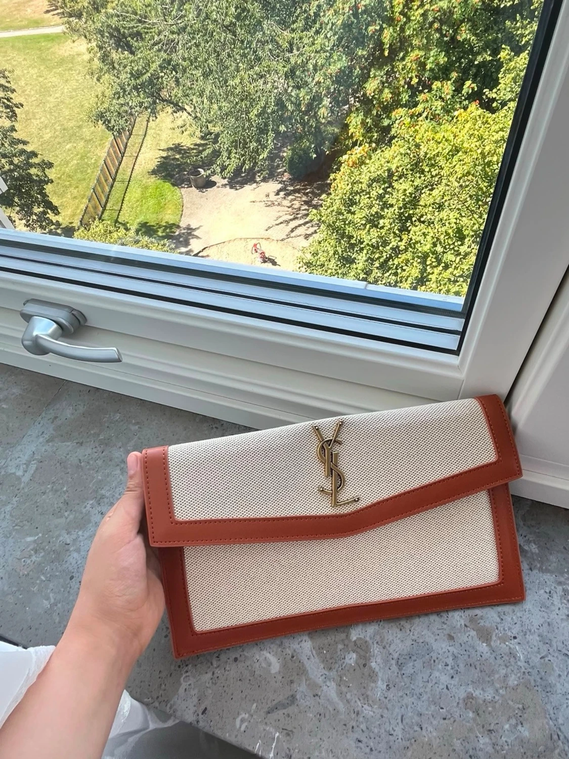 Beige kuvertväska med bruna detaljer - 1