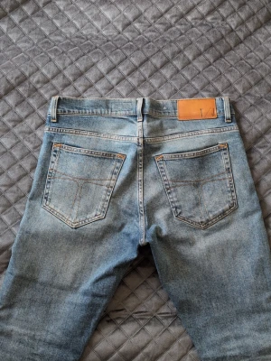 Tiger Of Sweden jeans slim fit - Tjena, säljer ett par riktigt snygga Tiger Of Sweden jeans då dom är förstora på mig. Knappt använda i riktigt fint skick 10/10 nästan helt nya. Jeansen är slim fit i storlek W30 L32. Köpta för över 1000 kr men säljer för bara 499. Bara att skriva kring funderingar!