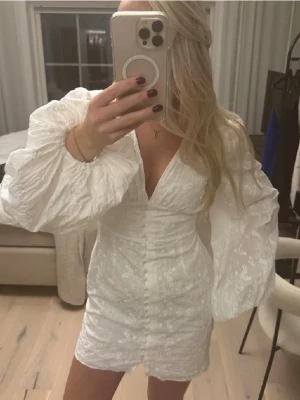 Adoore klänning  - Vit adoore klänning . Använt en gång 💞