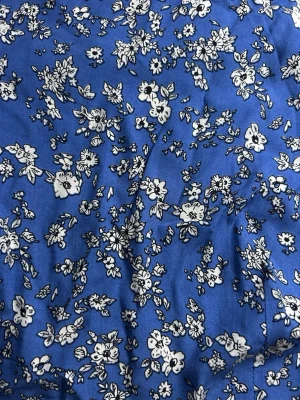 Blå blommig sommarklänning - Blommig knytklänning från Zaful. Den är i storlek M men eftersom det är en knytklänning så kan man ju knyta efter preferens. (Passar mig som normalt bär S) Jag säljer en likadan fast röd i min profil om du föredrar rött! Checka gärna in resten av min profil och se om det finns något annat du gillar!💞