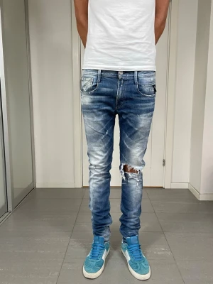 Replay Anbass Jeans - Säljer nu dessa Replay Anbass Jeans med snygga slitningar o tvätt i populär design, W30 o L32 med mått ca 40 o 105 cm. skriv för fler bilder/frågor🙌🏼