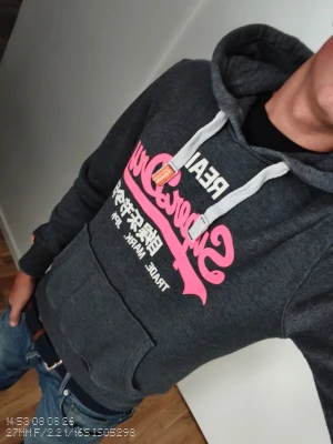 Superdry hoddie  - Fin grå superdry hoddie i väldigt bra skick modellen på bilden är 177 och den passar bra 