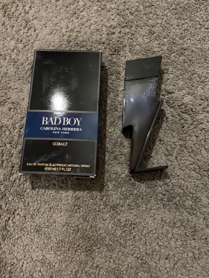  Carolina Herrera Bad Boy Cobalt Eau de Parfum 50 ml 💙⚡️ - Säljer denna eleganta och maskulina parfym från Carolina Herrera. Fräsch, energisk och stilren doft med en modern känsla. Perfekt för både vardag och kväll.  ✅ 50 ml ✅ Äkta parfym med originalkartong ✅ Fint skick, sparsamt använd ✅ Cool blixtformad flaska  Pris kan diskuteras vid snabb affär. (Säljes på grund av att den inte kommer till användning.)