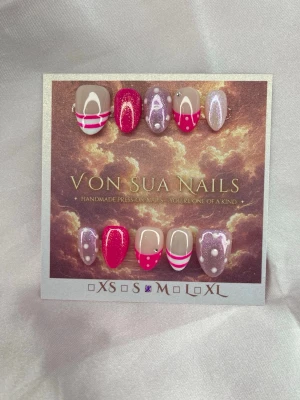 Mimii (M);ExtraShortAlmond  - Handgjorda press-on naglar i mix av rosa, vitt och glitterlila. Designen har ränder, prickar och fransk tipp med olika mönster på varje nagel. Formen är extra kort almond och M: 16 mm, 12 mm, 12,5 mm, 11,5 mm, 10 mm. Perfekt för dig som vill sticka ut med färgglada och lekfulla naglar.