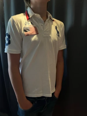 Ralph Lauren piké USA - Säljer nu en fet piké från Ralph Lauren!        Väldigt sällsynt!                                                           Storlek XS men har hyfsat liten passform så kan också passa XXS.                                                       Skick 9/10.                                                                Nypris: 2000kr                                                        Hör av er vid frågor o funderingar!