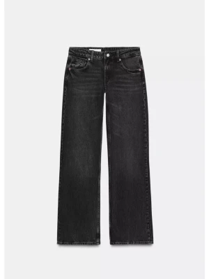 Svarta raka jeans med hög midja - Snygga svarta jeans med baggy ben. Jeansen har klassisk femficksdesign och är tillverkade i denim. Perfekta för en trendig och avslappnad stil.