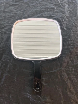 Spegel - Perfekt spegel för klippning. Använd för endast klippning. Helt ny och perfekt till dig som vill börja klippa.