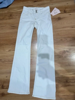 Vita jeans  - PRIS KAN DISKUTERAS!!! Helt nya med prislapp ifrån Nelly, original pris är 699kr🥰