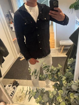 Svart overshirt från levis - Snygg svart overshirt från levis passar modell på ca 188cm och 75 kg bra. Skriv vid frågor osv 