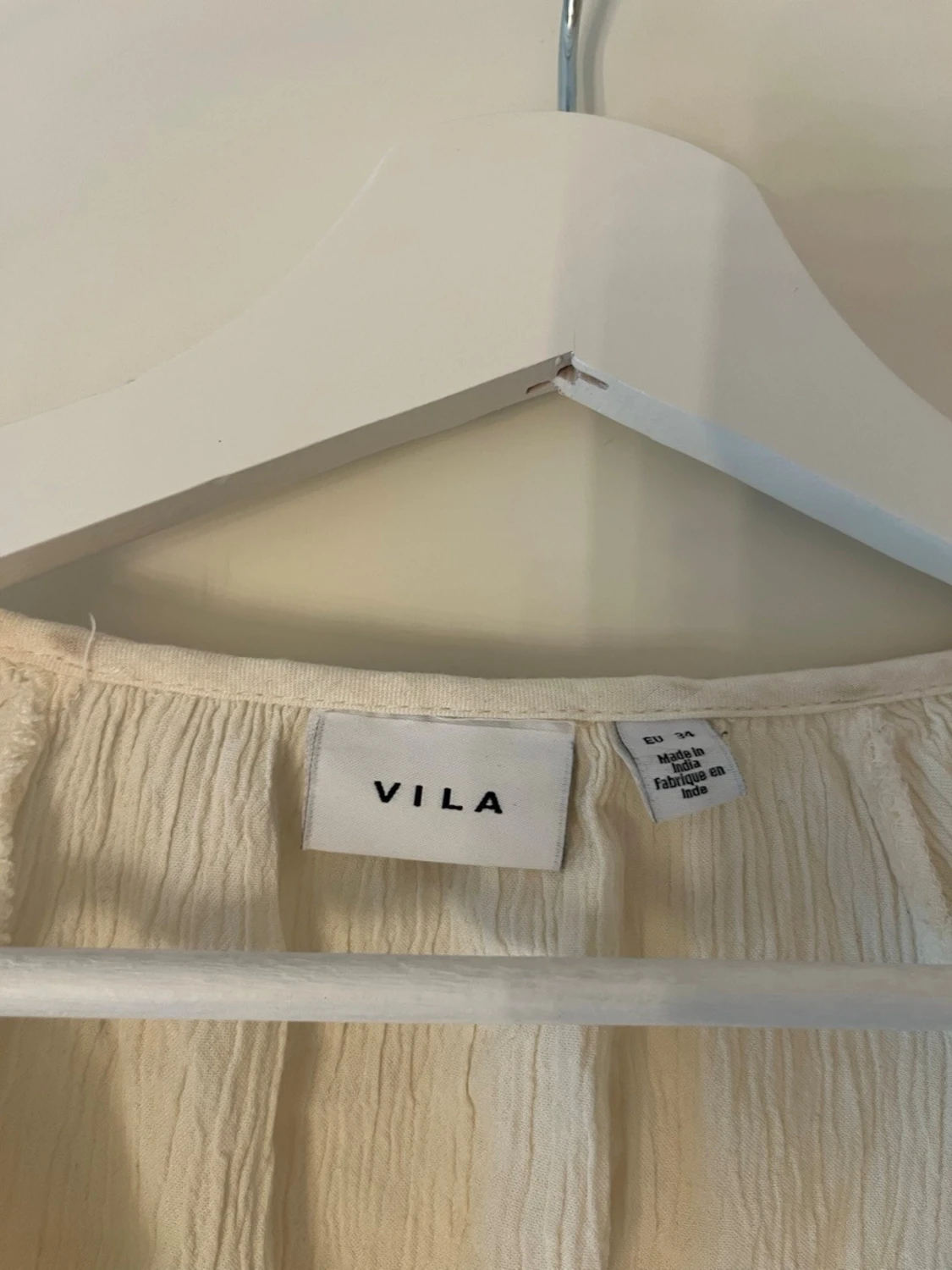 Vit blus med volanger och knyt - 2