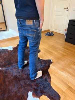 Nudie jeans - Nudie jeans i modellen grim tim. Säljer ett exakt likadant par fast helt nya och annan storlek. Dessa har lite tecken på användning vilket gör att priset sjunker😄 lyllo den som haffar dessa först👍👍