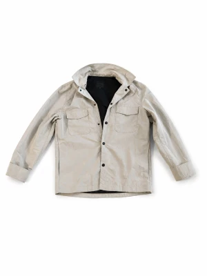 Beige vindjacka från Elvine - Stilren beige vindjacka från Elvine. Jackan är i bra skick.. Enkel och modern design som funkar till det mesta.