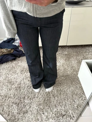 Mörkblå bootcut  jeans/kostymbyxor - Säljer ett par mörkblå bootcut jeans som sitter som kostymbyxor. från Zara