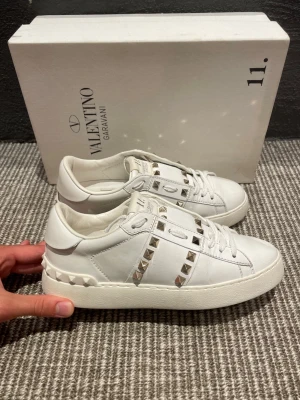 Valentino skor  - Hej, säljer nu dessa svin snygga valentino skor. Skorna är i grymt skick!  Begränsat antal boxar och dustbag. Hör av dig vid frågor.