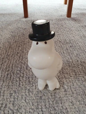 Mumin figurin Muminpappa  - Felfri. 17cm hög. Porslin. Arabia. Säljer fler Mumin så kika gärna på mina övriga annonser också. Packar mycket noggrant. 