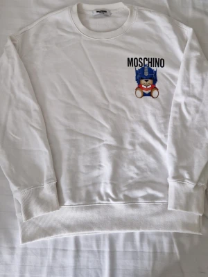 Moschino tröja - Använd några gånger, det står storlek M men den är liten i storleken och passar S, skriv vid intresse 