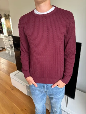 Vinröd kabelstickad tröja från Riley  - Hej 👋 jag har nästan aldrig använt tröjan så inga defekter. Köpte tröjan från brothers, men har inte använt den alls. Frakt direkt‼️nypris 499 kr 