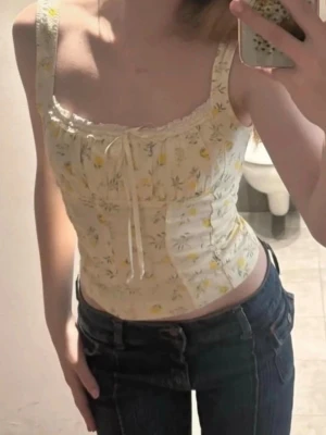 kimchi blue urban outfitters babydoll cami top lemons S - OANVÄND med prislapp kvar 