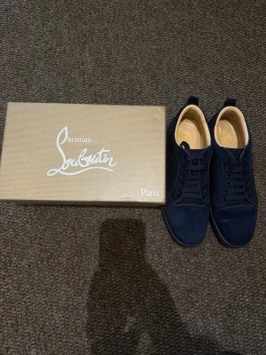 Mörkblå sneakers från Christian Louboutin S(44) - Snygga mörkblå sneakers från Christian Louboutin. Har använt dem ett par gånger, runt 4-5 gånger. 