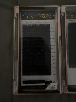 XLNT LASHES fransförlängning mix - Säljer två askar XLNT LASHES fransförlängning. Ena asken innehåller svarta D-curl fransar i 12mm längd och 0.20 tjocklek, den andra har svarta D Flat fransar i 14mm längd och 0.20 tjocklek. Perfekt för dig som vill ha fylliga och böjda fransar.
