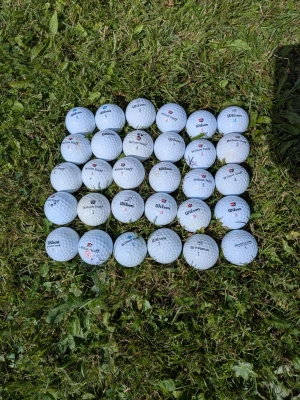 30st Wilson golfbollar - Säljer 30 stycken Wilson-golfbollar i blandade modeller, främst Wilson Staff och Wilson Smart Core. Bollarna är använda men fortfarande i bra spelbart skick, med normalt slitage. Perfekt för träning, nybörjare eller för dig som vill fylla på golfbagen till ett bra pris. • 30 golfbollar från Wilson • Blandade modeller (Wilson Staff och Smart Core) • Använda med normalt slitage • Bra för träning och vardagsspel • Säljs endast tillsammans