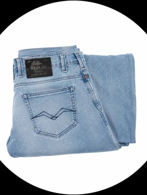 Replay jeans - Säljer ett par ljusblå jeans med rak passform och snyggt broderad bakficka. Jeansen har klassisk femficksdesign och är tillverkade i denim med en tvättad look. Perfekta för en avslappnad stil.