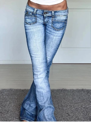 Ljusblå bootcut jeans med dubbla knappar - Säljer ett par lågmidjade vintage jeans köpta här på Plick men passar tyvärr inte mig, därav har jag inga egna bilder på. Midjemått : 36, innerbenslängs : 80 Perfekta för dig som gillar retrovibbar och vill ha ett par jeans som sticker ut.