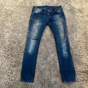 Blå jeans från Dsquared2 - Snygga blå jeans från Dsquared2 med en cool tvättad look. Storlek 48 vilket motsvarar ungefär 30/30