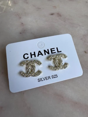 CC guld örhängen  - Jättefina örhängen helt nya från förpackningen! Material i Sterling silver 925 rostfria ✨ Skickas inslaget i en liten presentpåse 🎁  Erbjuder snabb leverans postar inom 24 timmar